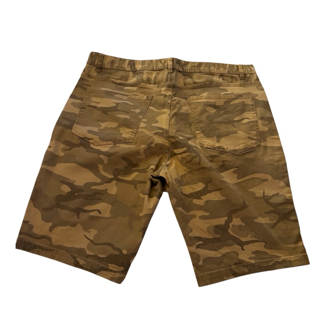 Men’s NWOT Divided Camouflage 36W Shorts - Picture 2 of 5